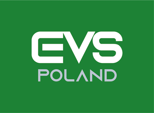 logotyp EVS Poland Białe litery EVS i szary napis POLAND na zielonym tle.